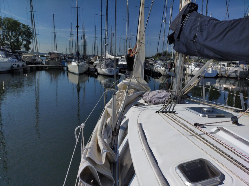 Gisteren haalden we de genua van de boot.