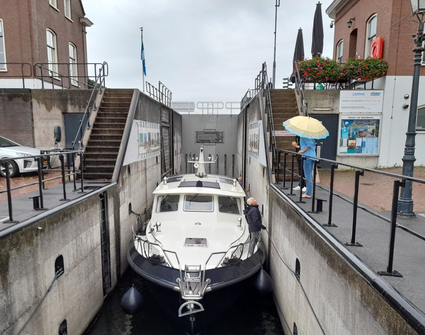 Ligt daar opeens de 'Stoer' van Piet & Ineke in de sluis!