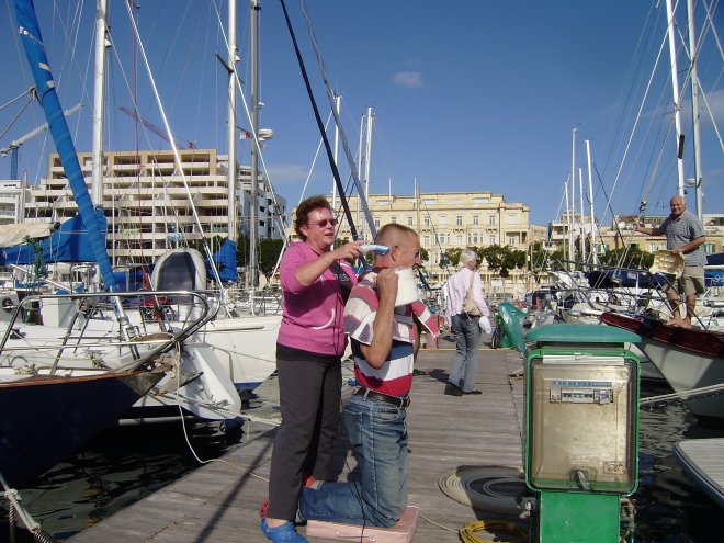 Josje trimt Gerard zijn haar op de K-steiger, die we voortaan de Kapper-steiger zullen noemen