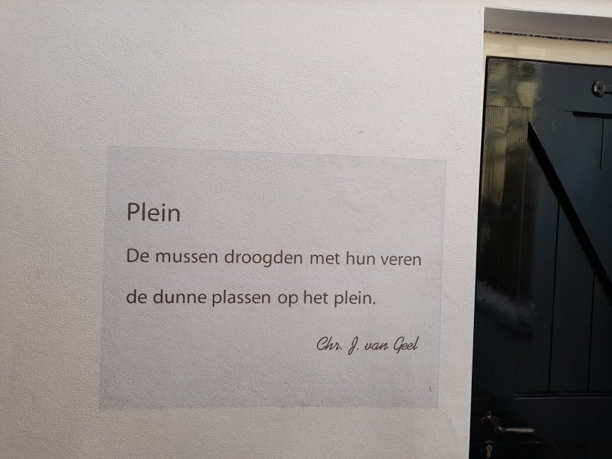 het onbekende gedicht van de Poëzieroute op de binnenplaats van de vroegere woning van Rijk & Joke aan de Havendijk.