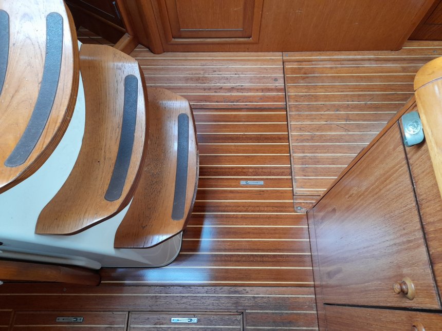 Het vloerpaneel voor de kajuitttrap is fraai opgeknapt. Nu de rest nog.