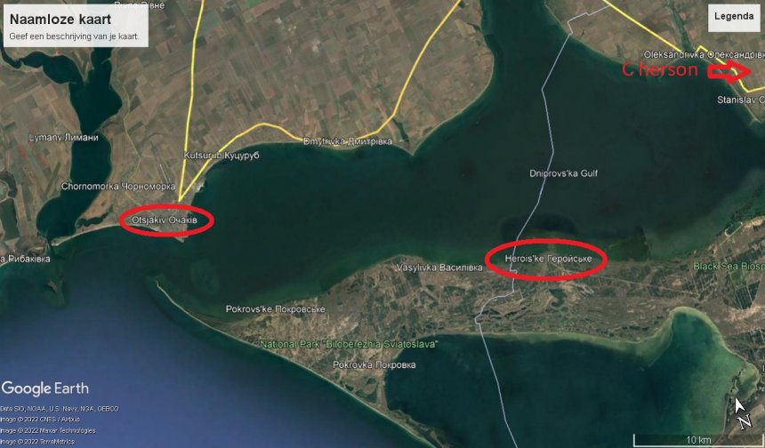 Kaart van de monding van de Dnipro en Kinburn Spit (onder). De Oekraïense raids naar het schiereiland zouden vanuit Ochakiv vertrokken zijn. (beeld: Google Earth)