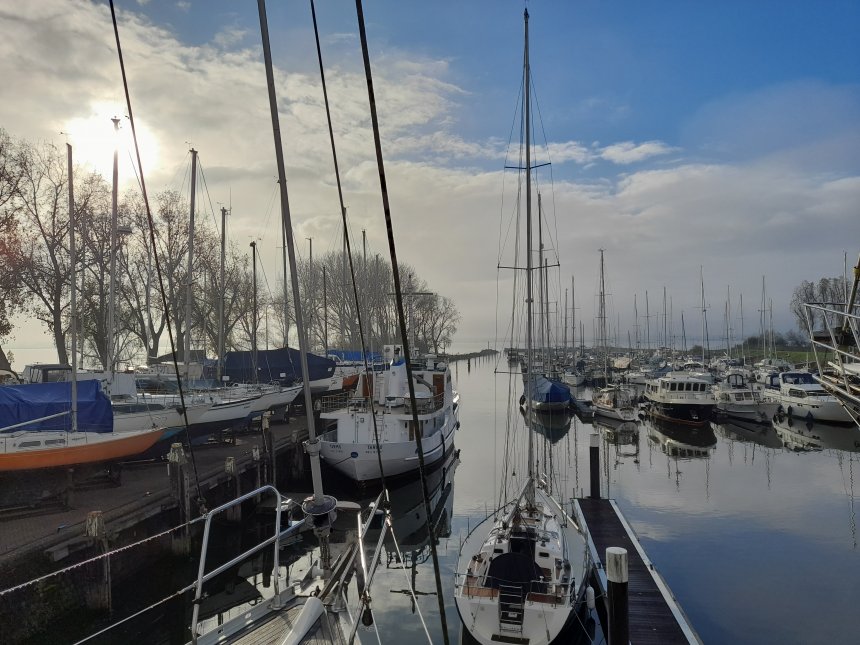 Blik vanaf de voorplecht van Dulce op Jachthaven Numansdorp (foto van gisteren).