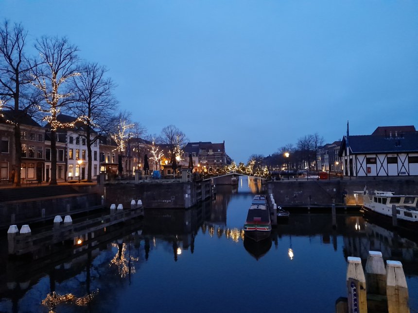 De haven met de kerstbomenbrug van buurtvereniging Knake over de 3e Waterkering.