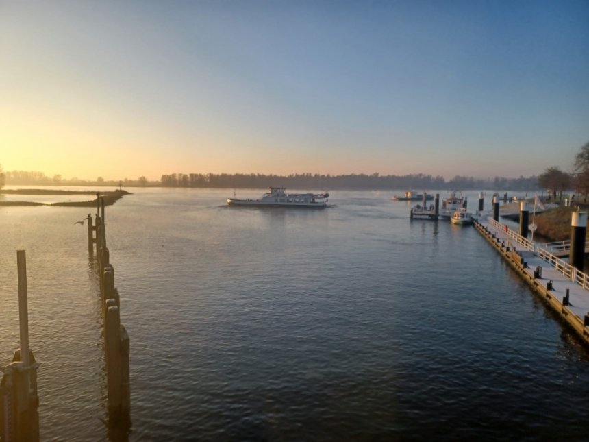 Ochtendnevel over de rivier. (Foto Riveer vanaf de sluis)