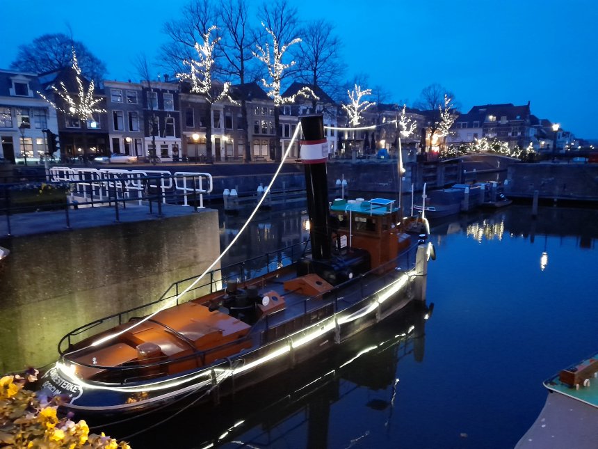 De Lingehaven. Stoomsleepboot 'Jan de Sterke' naast de sluis. Rechts verderop de kerstbomenbrug van buurtvereniging Knake.