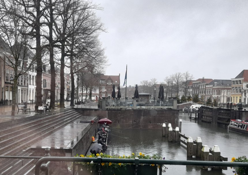 Vissers in de regen op oudjaarsdag.