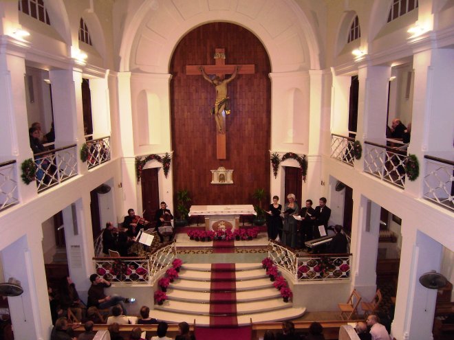 Kerstconcert in St Patrick´s Church. Links van het altaar het strijkkwartet, rechts het kwartet vocalisten