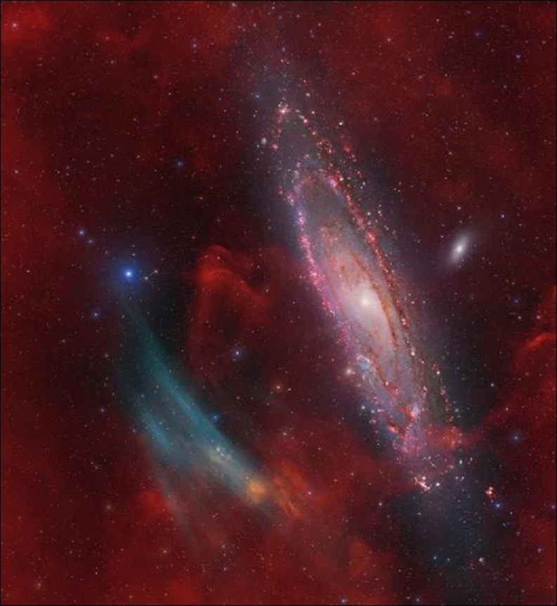 Andromeda met de mysterieuze blauwe gaswolk links ernaast (Credit: Marcel Drechsler/Xavier Strottner/Yann Sainty)