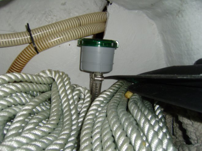 Het geurfilter van de ontluchting van de vuilwatertank zit in de bakskist aan bakboord