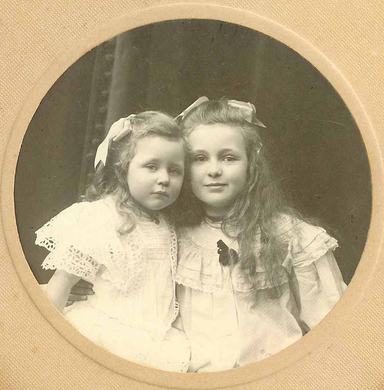 De zusjes Ida (l) en Truus Gerhardt.