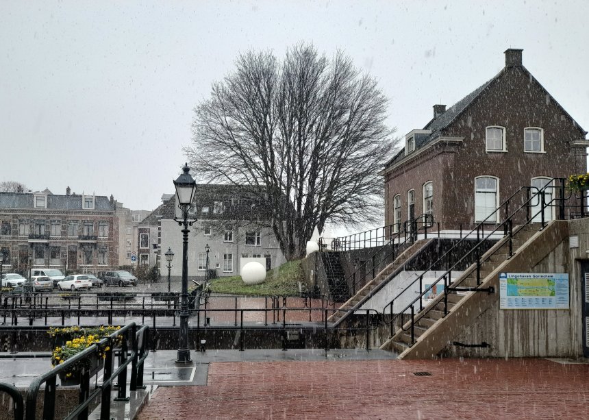 Het sneeuwt vanochtend, maar de sneeuw blijft niet liggen.