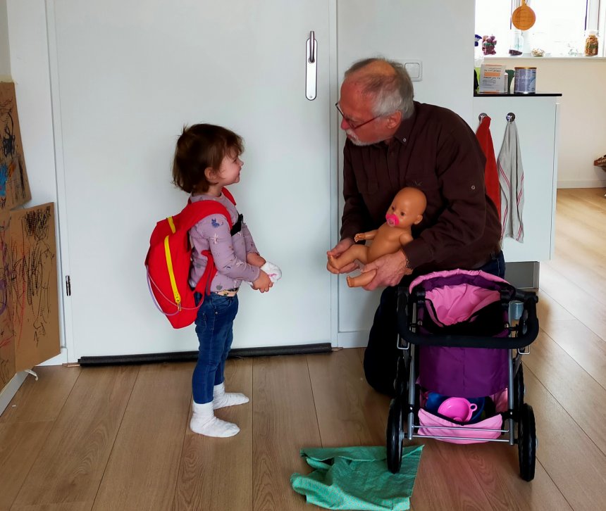 Vader-en-moedertje spelen met Nora (2,5)