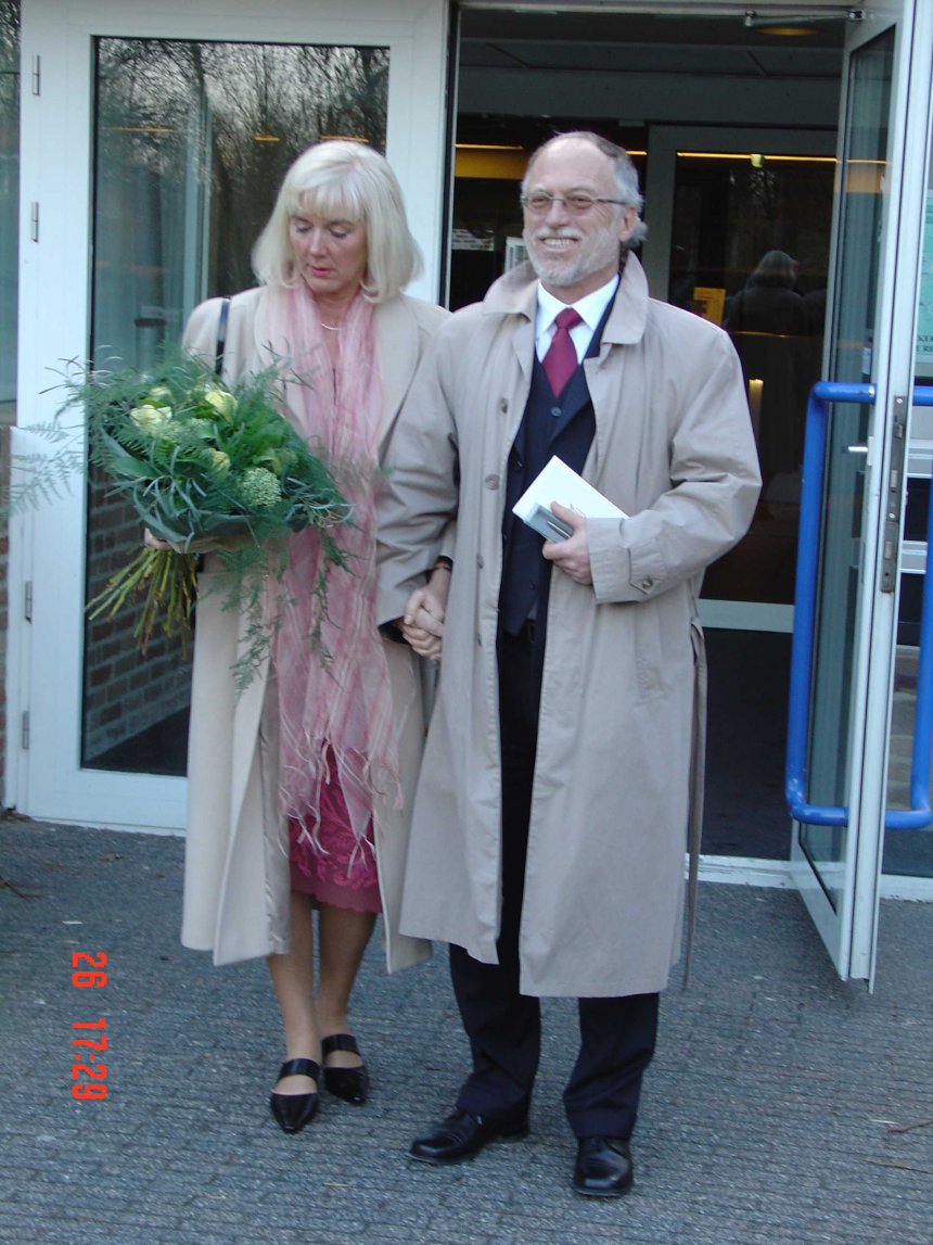 26 maart 2004. Voor het gemeentehuis van Geldermalsen. Zojuist getrouwd.
