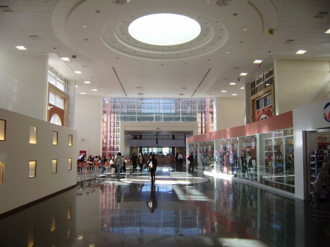 De ruime centrale hal van het Mater Dei Hospital