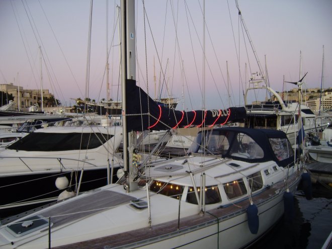 Onze kerstverlichte Dulce, de schemering valt voor kerstavond