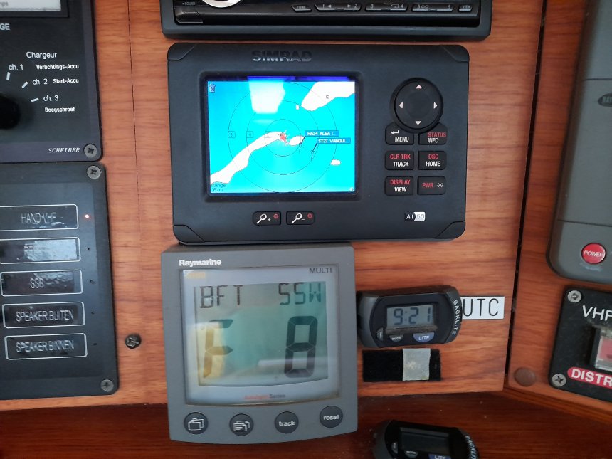 Permanent windkracht 8 en even later 9. NB: de UTC (rechts) klopt niet. Ik heb hem nog niet goed gezet.