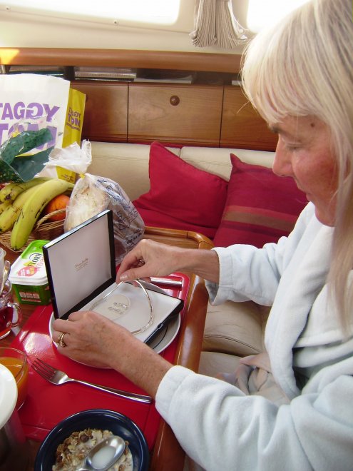 Ans pakt haar kerstcadeautje uit