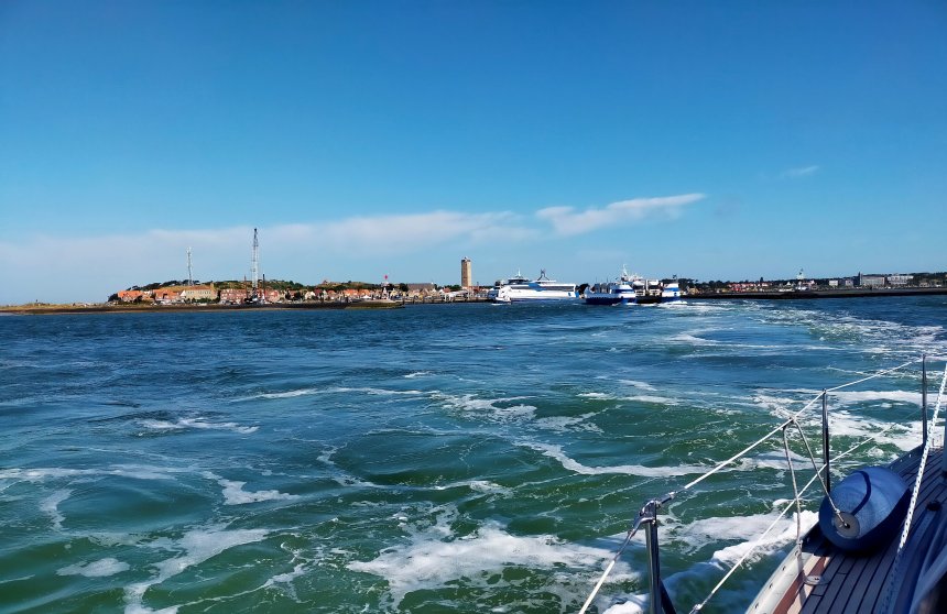 10 juli 2023. Aanvaart Terschelling achter een pontveer met vrachtwagens.