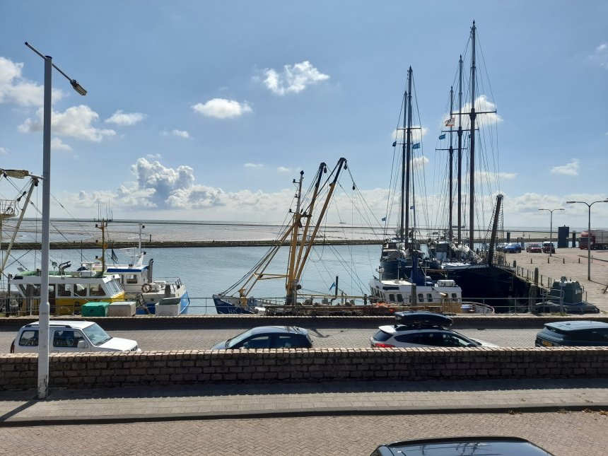 12 juli 2023. Het uitzicht op de haven van West-Terschelling vanaf het terras van Café Restaurant 'Zeezicht'.