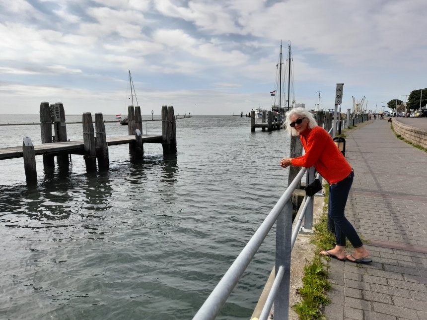 15 juli 2023. In de verte de uitvaart van de haven van West-Terschelling.