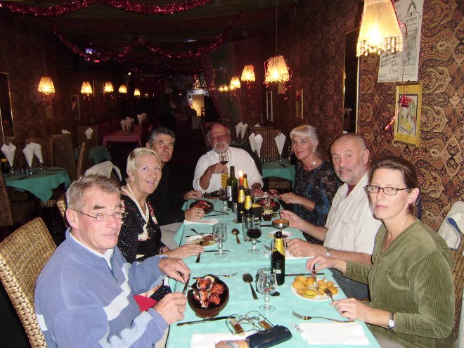 Restaurant Taj Mahal. Vlnr. Rob, Diana, Jaap, ik, Ans, Nanning en Miranda