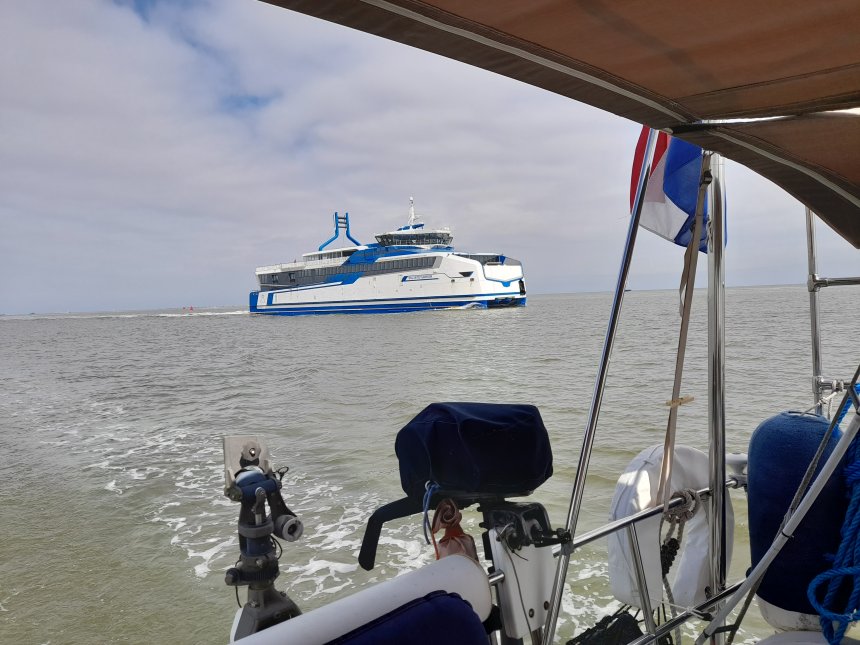 Aan het begin van de Pollendam loopt de veerboot Willem Barentsz ons achterop.