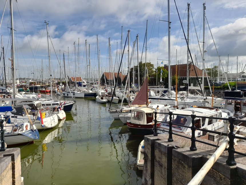 De haven vanmorgen. Dulce ligt rechts van het donkere steunzeiltje. Naast ons ligt een grote Bavaria 45.