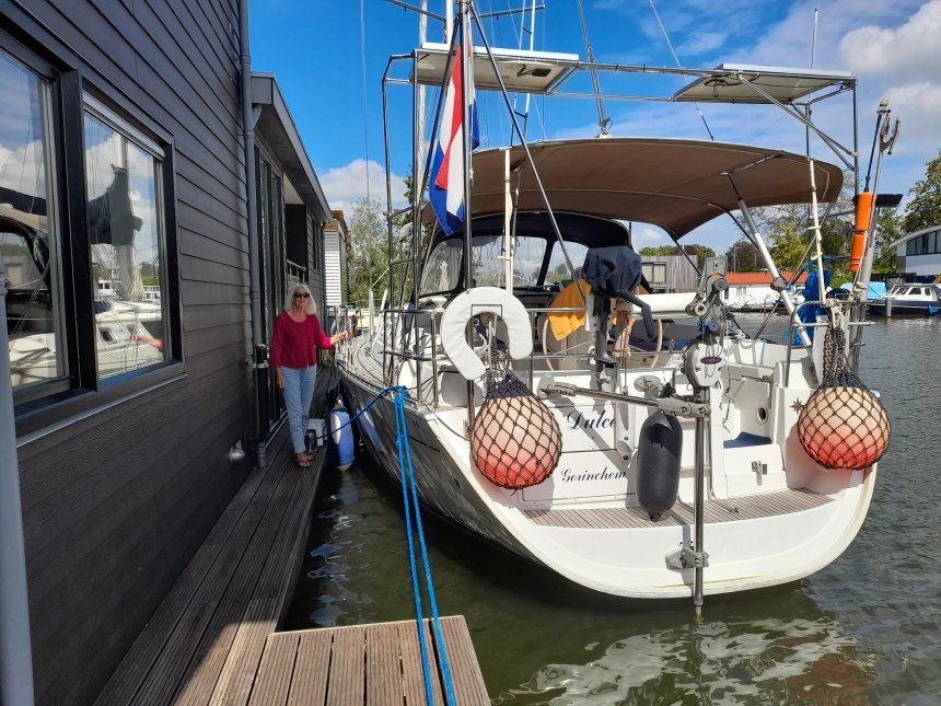 Naast de woonark van Yvonne B. in Zijkanaal K van het IJ.