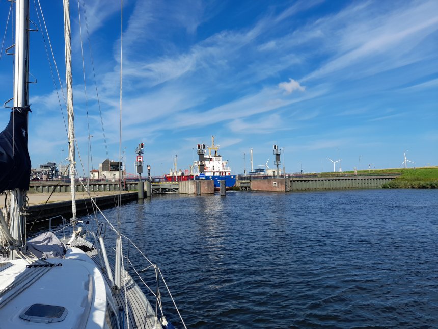 16 augustus 2023. Zeesluis IJmuiden. Wij gaan links de jachtensluis in.
