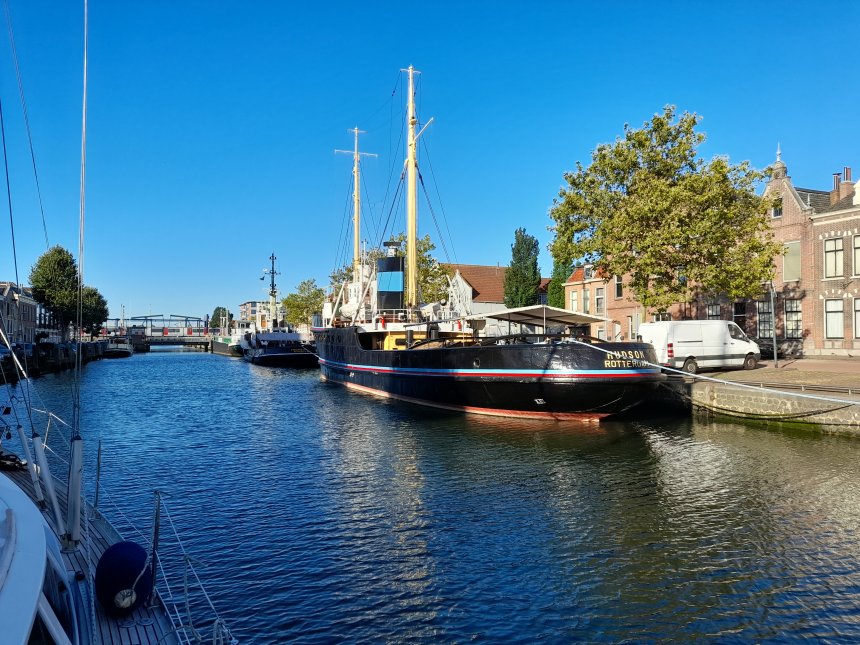 Uitvaart haven Maassluis. In de verte de bruggen, daarachter de Nieuwe Waterweg. Rechts de historische zeesleper Hudson (speciaal voor lezeres Nela).