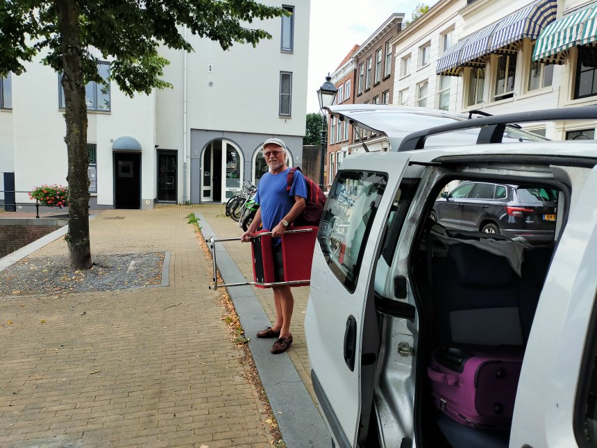 We arriveren op Het Eind. Tom met de stoel uit de rommelmarkt op West-Terschelling