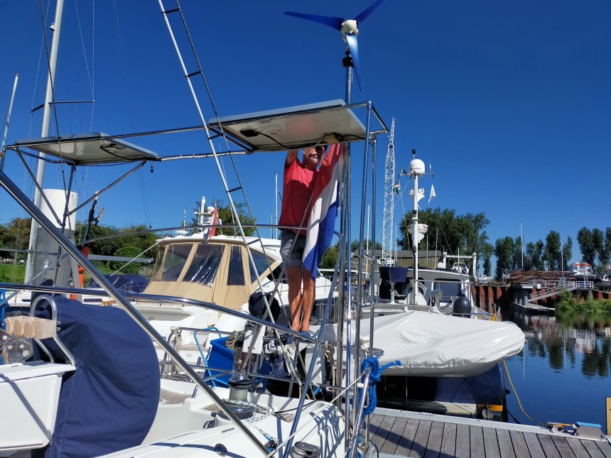 Het strijken van de vlag. De bimini is al weg, de buizen liggen er nog.