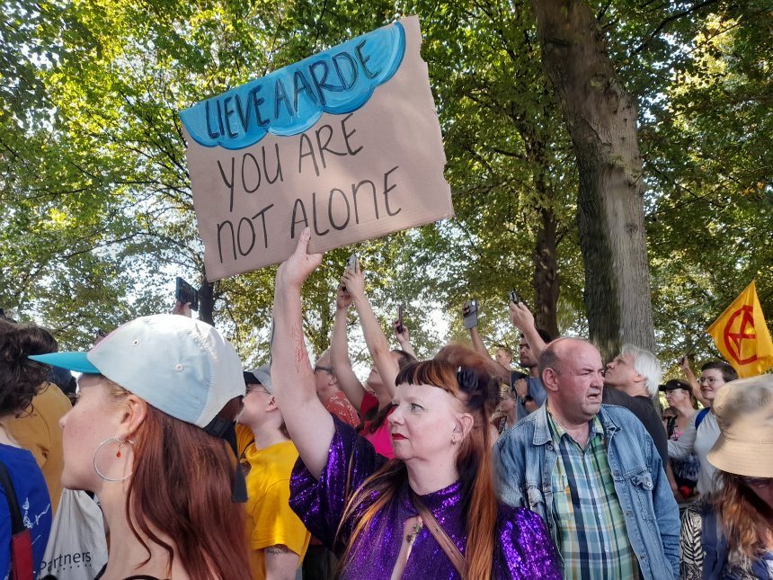 Direct naast de Utrechtsebaan is de steundemonstratie.