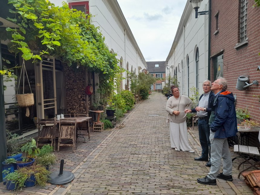 Bij Theater 't Pand kijken naar een goede plek voor een nieuw gedicht in de Poëzieroute. Vlnr. Gemma, Bernard en Joop.