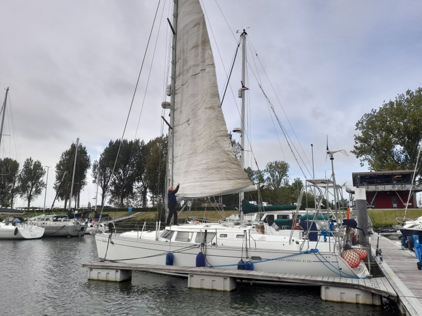 6 oktober 2023. Herman U. en ik halen het grootzeil van de giek.