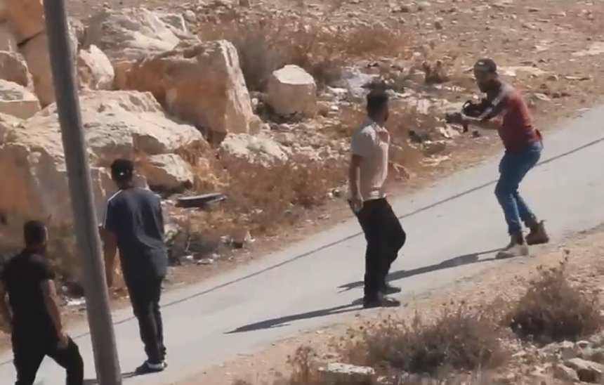 Vorige week op de Westbank: een Israëlische kolonist schiet een ongewapende Palestijn dood (foto: B'Tselem, Haaretz)