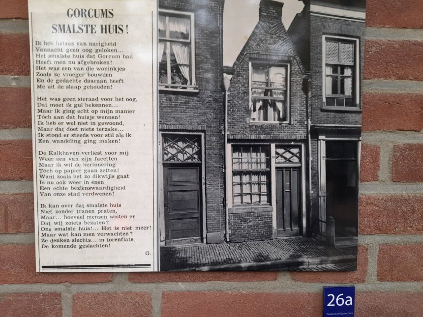 De nieuwe locatie in de Gorcumse Poëzieroute. Het Smalste Huisje. Leuk is dat je op de foto kunt zien dat het huisnummer 31 was.