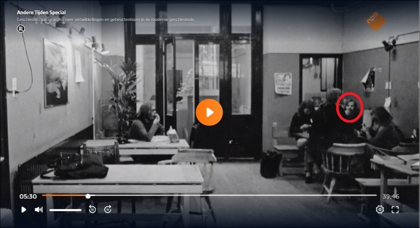 De hulpverleningsruimte in JAC-Utrecht, begane grond, ca. 1977, Rechts in de rode cirkel zit ik, helemaal links in beeld Ad Hornis, geloof ik. 