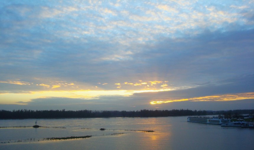 De sterk gezwollen Merwede gisteravond. Voor de wal ligt een cruiseschip. (foto: Annet Ardesch)