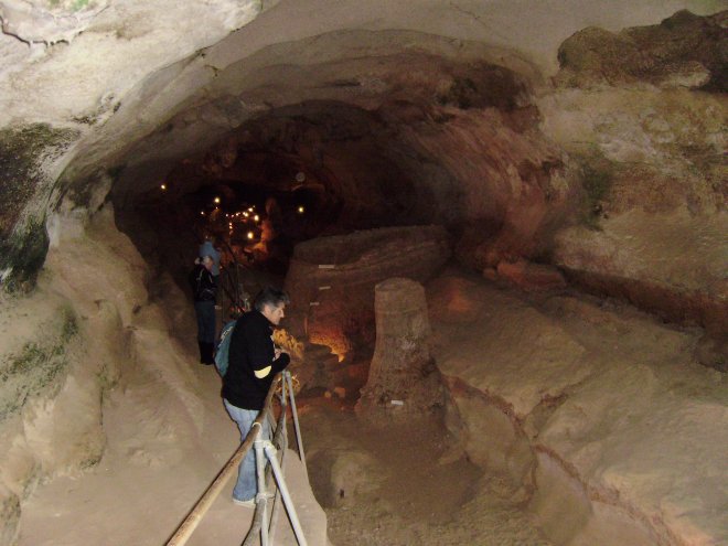 Het voorste gedeelte van de Ghar Dalam grot. Bij het hek van voor naar achteren Jaap, Diana en Ans (als je goed kijkt)