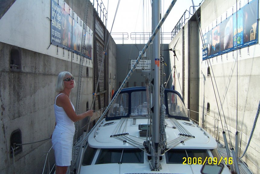 We passen maar net in de Gorcumse sluis