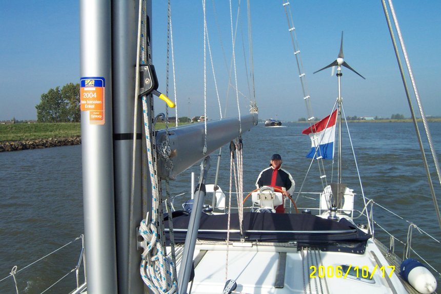 Herman aan het roer van Dulce in de Dordtse Kil