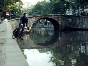 Bas Jan Ader in een filmpje over vallen