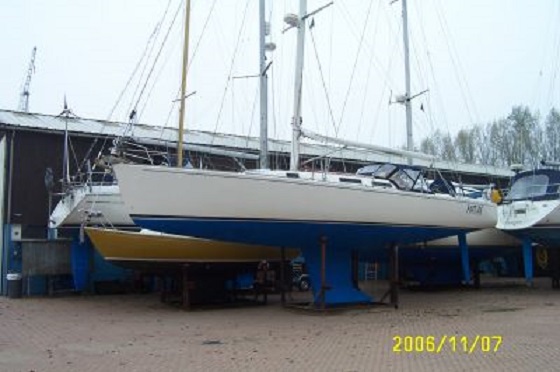 Numansdorp. Matjas op de wal, erachter na het gele bootje Dulce