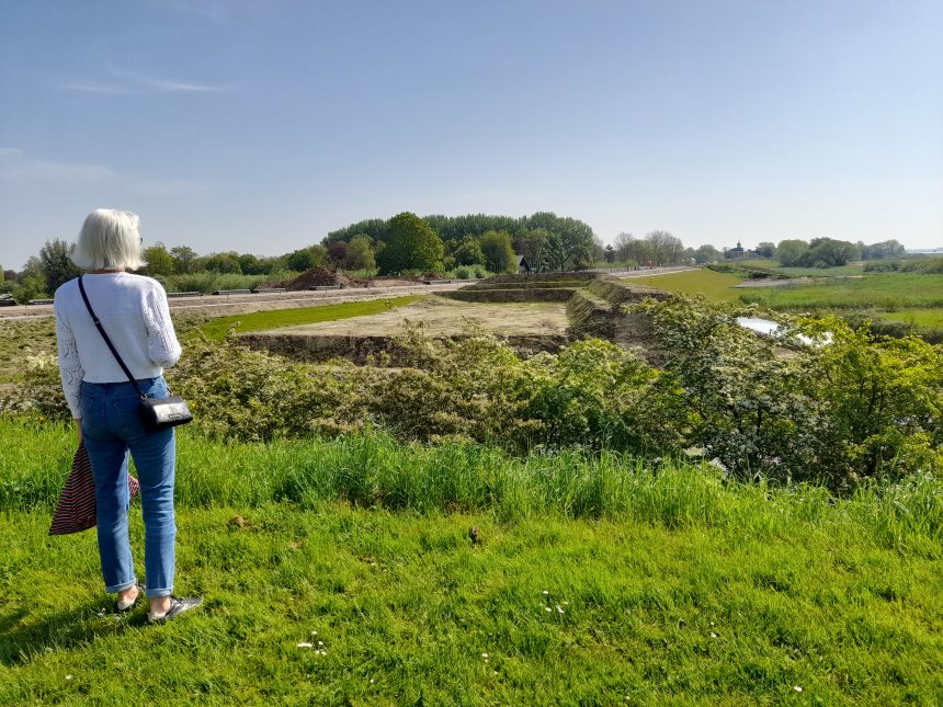 Het herstelde ravelijn aan de Dalemse dijk. Rechts in de verte het puntje van het kerktorentje van Dalem.