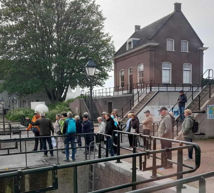 Vanmorgen veel rondleidingen. De bakken met winterviolen zijn al weg.