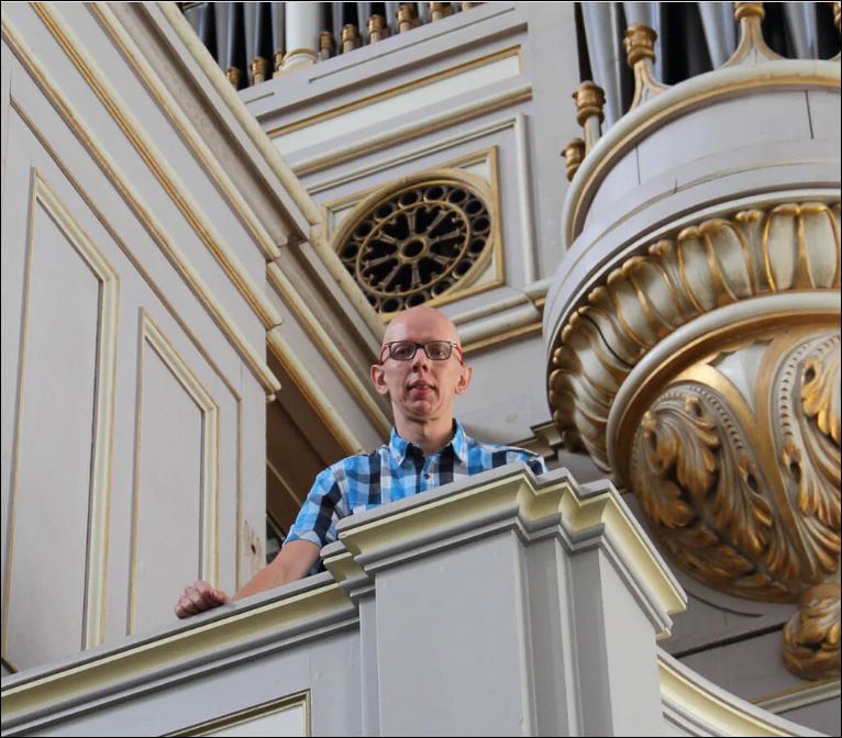 Arjan Versluis op het Bátz/Witte orgel.(foto: gorinchemorgelstad.nl)