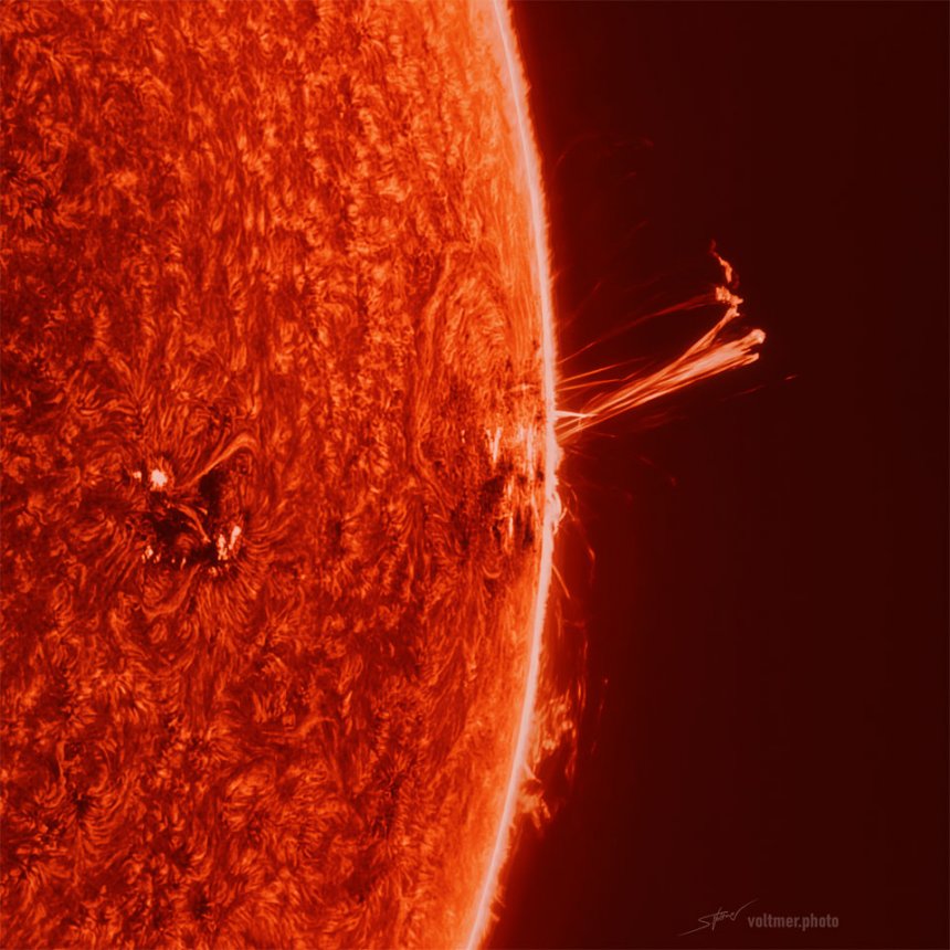 Eruptie in zonnevlek AR 3664 op de rand van de zon (Image Credit & Copyright: Sebastian Voltmer)