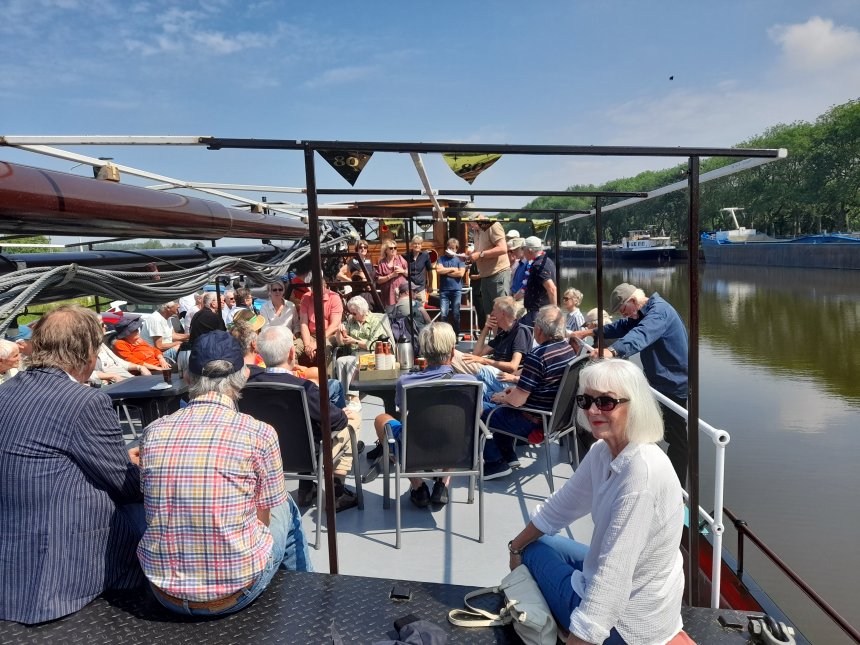 Aan boord van de "Terra Nova' vierden we de 80e verjaardag van buurman Lourens. Hier gisteren in het Merwedekanaal